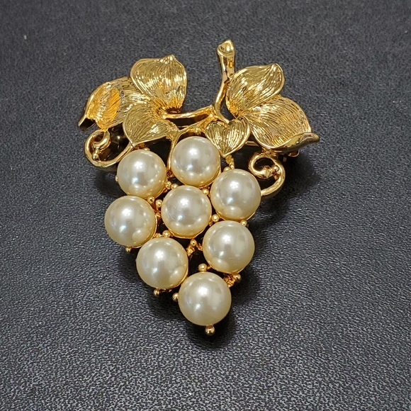 Avon Jewelry - Avon gold tone grapes brooch